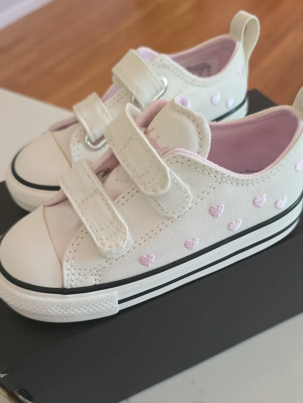 NEW Converse Chuck Taylor All Star Heart Sneakers-8 Toddler